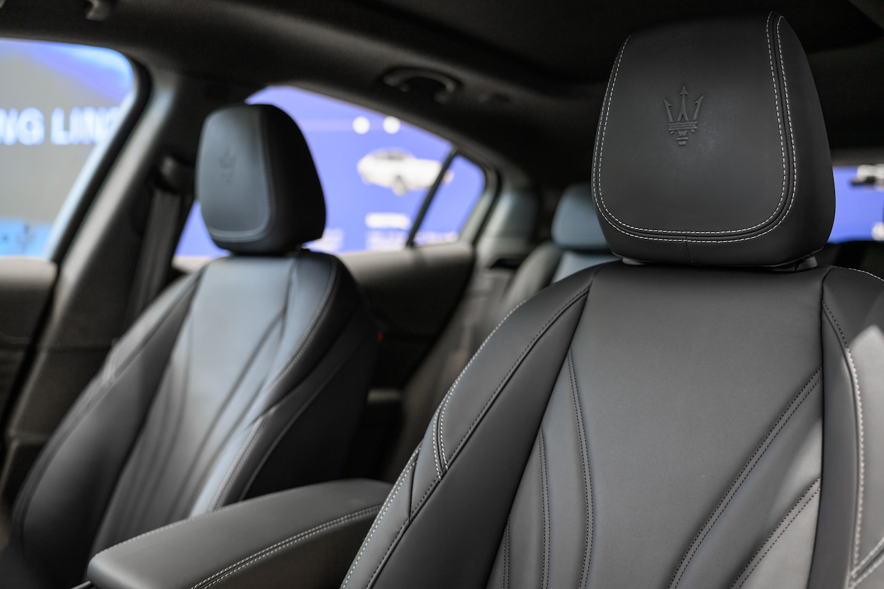 【新聞圖片 15 】全新年市 Grecale 座艙標配 Full Premium 頂級皮革座椅與對比縫線設計，強化視覺與觸感層次